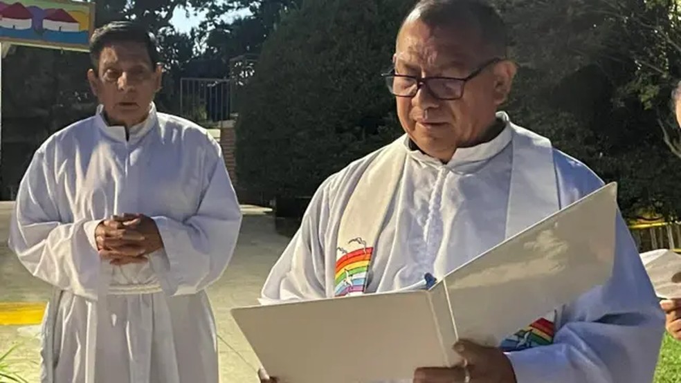 Padre Vidal Rivas (à direita), pároco da Igreja de São Mateus, em Hyattsville, Maryland. — Foto: BBC/Igreja de São Mateus