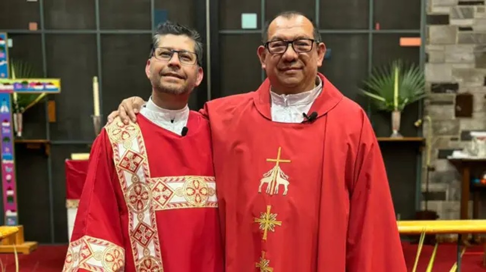 Padre Vidal Rivas com o diácono Francisco na Igreja de São Mateus em Hyattsville, Maryland, Estados Unidos. — Foto: BBC/ Igreja Episcopal de São Mateus 