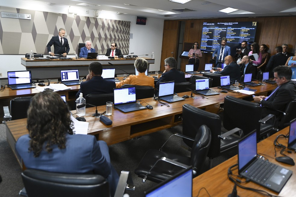 Senadores da CCJ durante análise do projeto que endurece regras contra o chamado devedor contumaz — Foto: Edilson Rodrigues/Agência Senado
