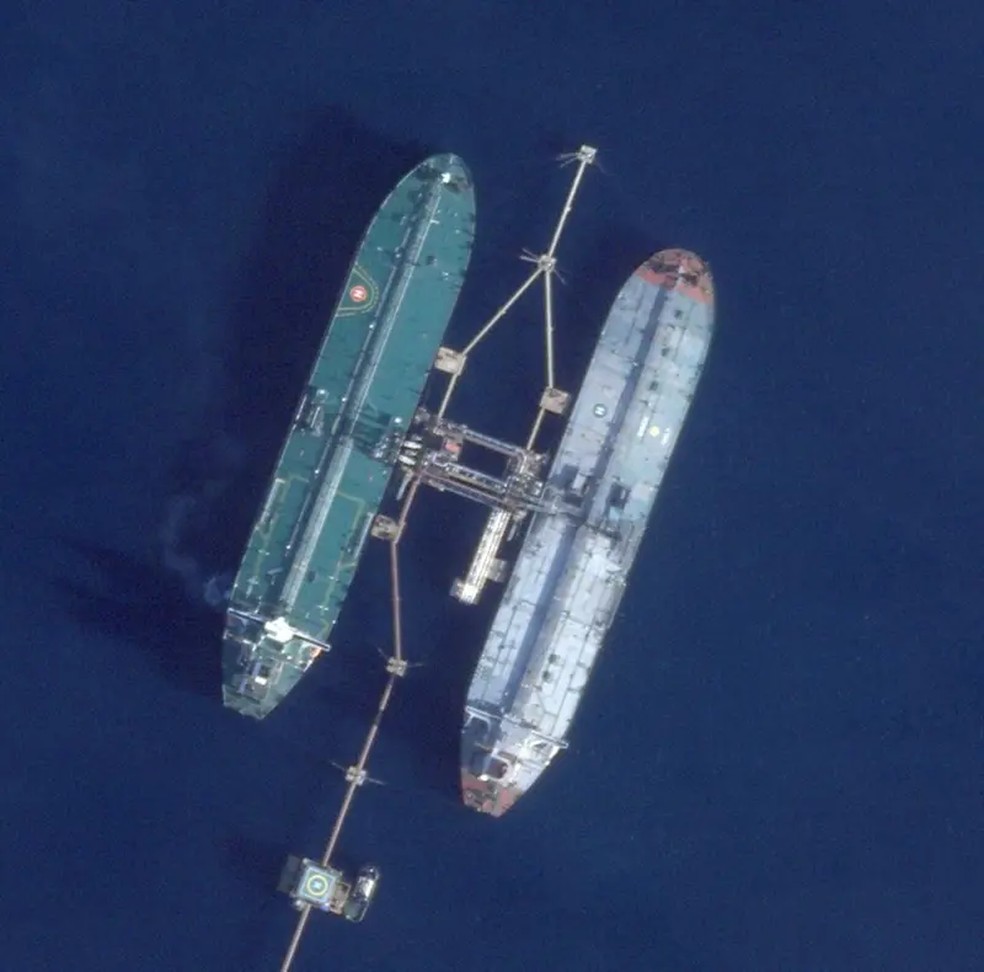 O Skipper (a embarcação à direita) foi filmado por satélite em 18 de novembro — Foto: Planet Labs PBC via BBC