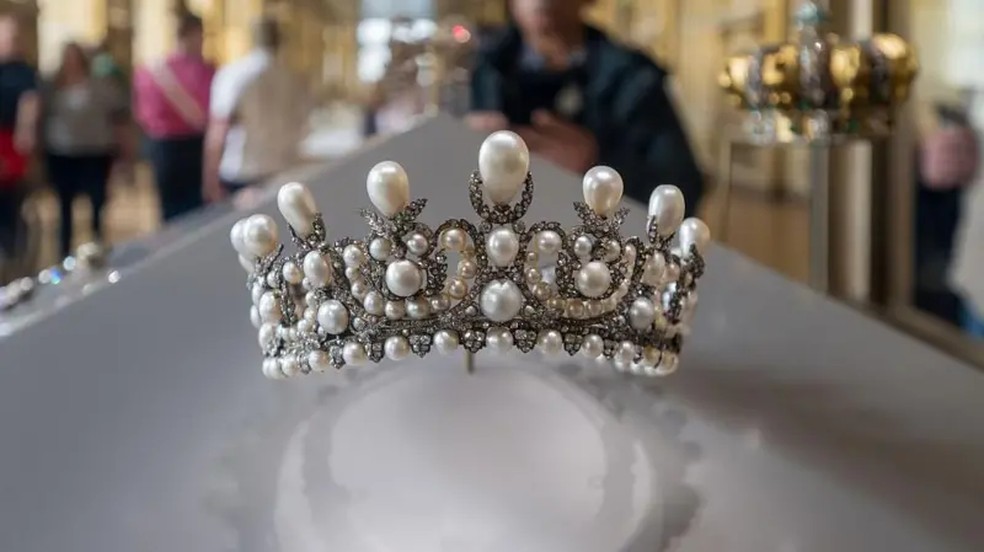Coroa da imperatriz Eugênia, uma das peças que foram roubadas do Museu do Louvre, na França, no dia 19 de outubro — Foto: Getty Images via BBC