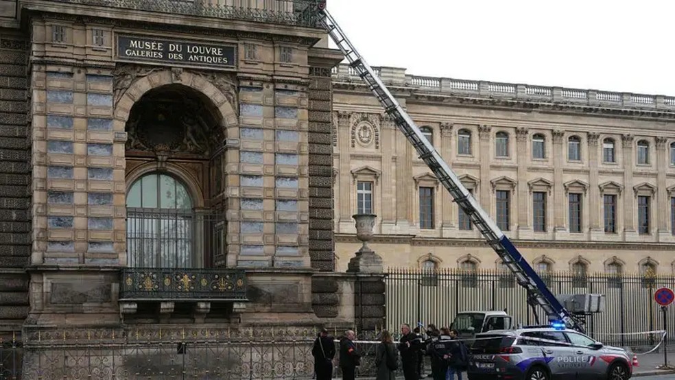 Policiais franceses ao lado da escada elevatória usada por ladrões para entrar no Museu do Louvre, em Paris, em 19 de outubro — Foto: Getty Images via BBC