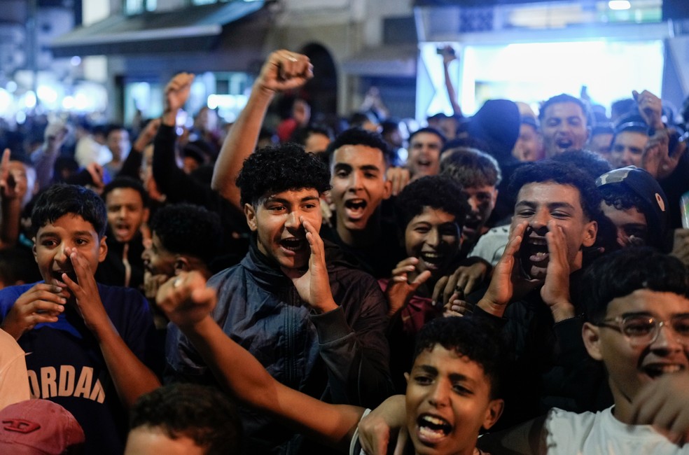 Jovens da Geração Z de Marrocos protestam contra o governo na capital Rabat em 1° de outubro de 2025. — Foto: AP Photo/Mosa'ab Elshamy