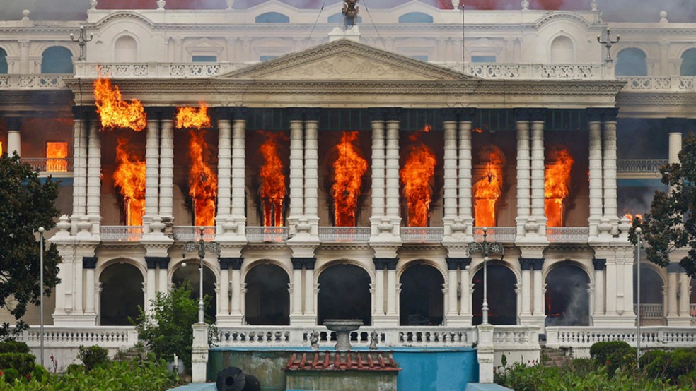 No Nepal, parlamento foi incendiado, lojas saqueadas e casas de políticos destruídas — Foto: Prabin Ranabhat/AFP via Getty Images/BBC
