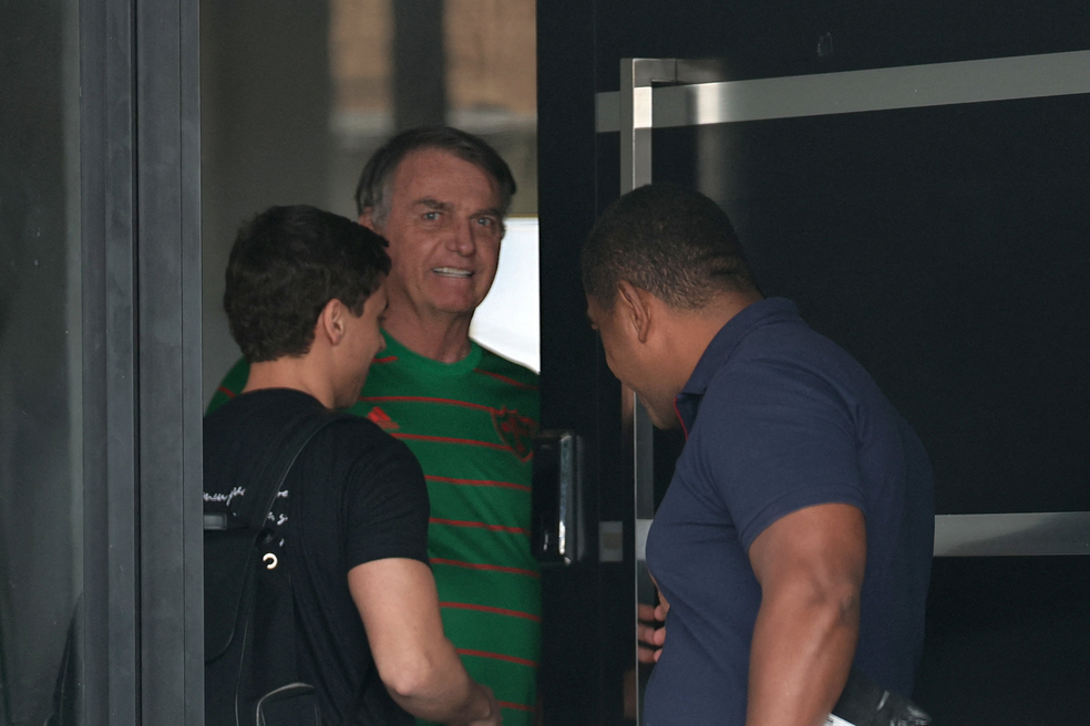 O ex-presidente do Brasil, Jair Bolsonaro, aparece na porta de sua casa, durante sua prisão domiciliar, em Brasília, Brasil, em 21 de novembro. — Foto: Mateus Bonomi/Reuters