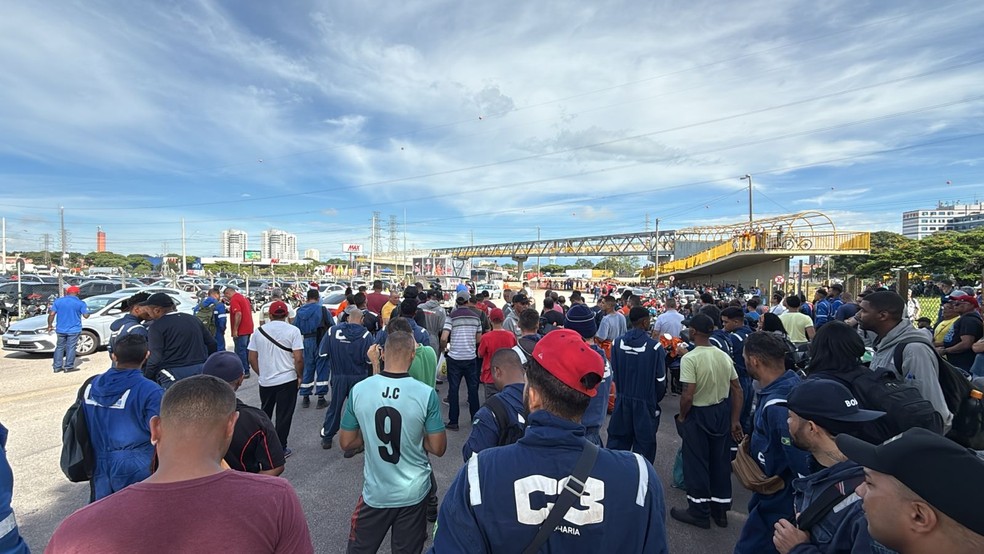 Greve dos petroleiros provoca paralisação parcial na Revap, em São José — Foto: Pedro Melo/TV Vanguarda
