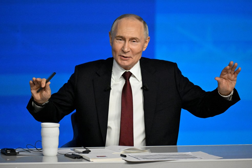 O presidente russo Vladimir Putin realiza sua coletiva de imprensa anual de fim de ano em Moscou, Rússia, em 19 de dezembro de 2025 — Foto: Alexander Nemenov/Pool via REUTERS