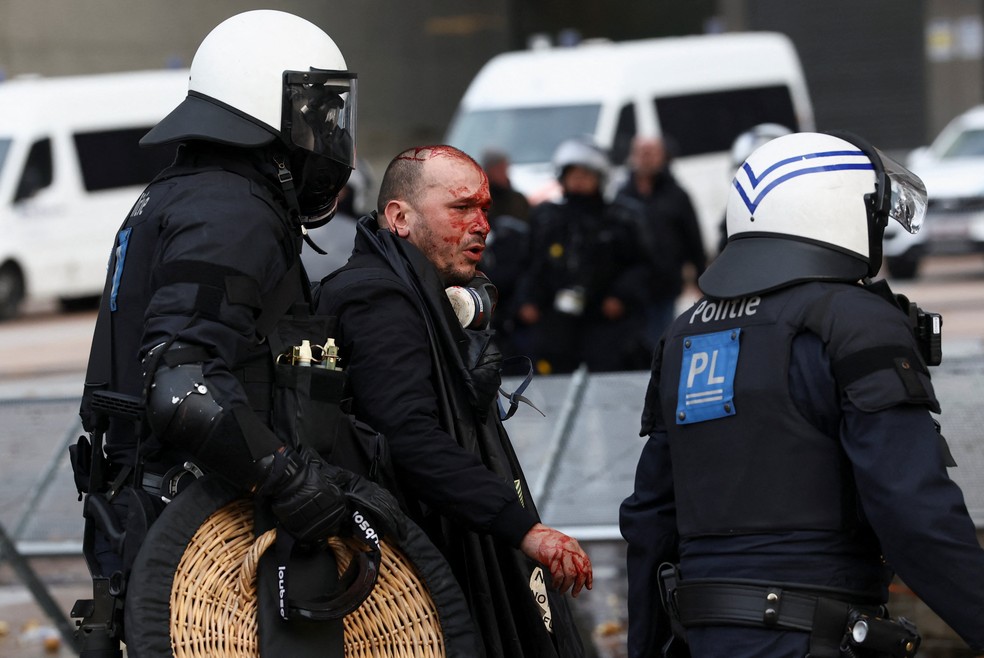 Homem aparece ferido na cabeça durante protesto de agricultores contra o acordo entre União Europeia e Mercosul em Bruxelas, em 18 de dezembro — Foto: REUTERS/Yves Herman
