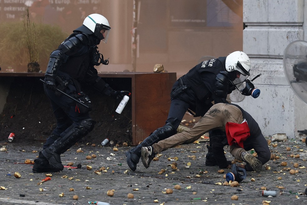 Confronto entre policiais e manifestantes durante protesto de agricultores contra o acordo entre União Europeia e Mercosul em Bruxelas, em 18 de dezembro — Foto: REUTERS/Yves Herman