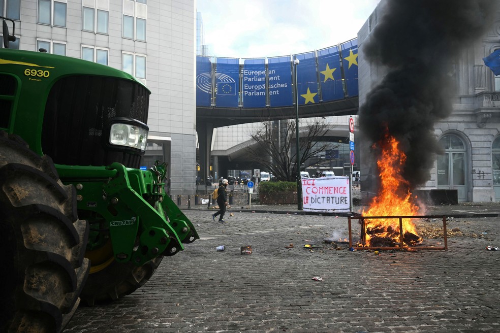 Protesto de agricultores contra o acordo entre União Europeia e Mercosul em Bruxelas, em 18 de dezembro — Foto: NICOLAS TUCAT / AFP