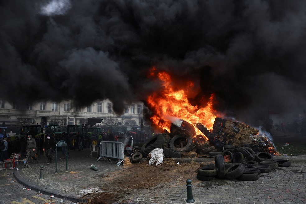 Pneus queimados durante protesto de agricultores contra o acordo entre União Europeia e Mercosul em Bruxelas, em 18 de dezembro — Foto: REUTERS/Yves Herman