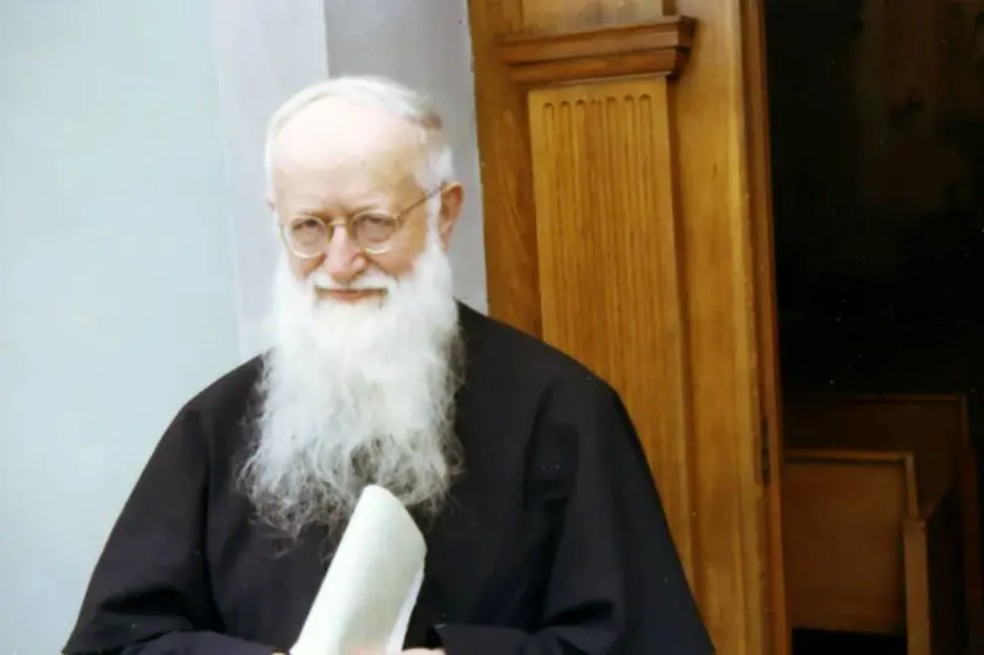 O padre alemão José Kentenich fundou Schoenstatt em 1914, quando era professor em um seminário localizado no vilarejo homônimo — Foto: Cortesia Schoenstatt via BBC