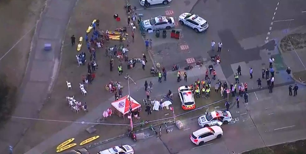 Imagem aérea das equipes atuando após tiroteio na praia de Bondi, em Sydney, na Austrália — Foto: Reuters/Reprodução