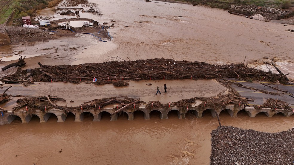 Estrada e ponte danificadas devido à tempestade Byron, perto da cidade de Farsala, Grécia. — Foto: REUTERS/Giannis Floulis
