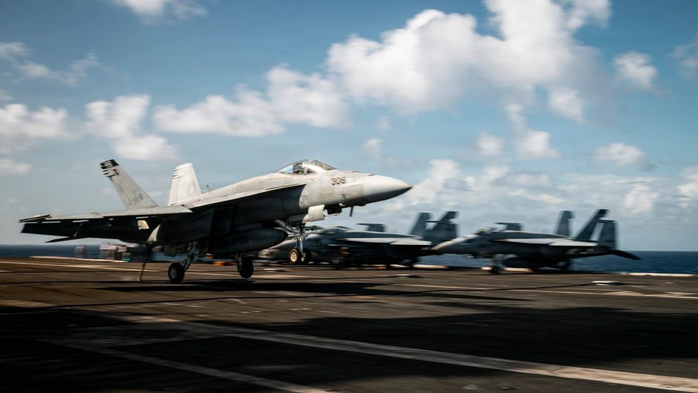 Caça de guerra F-18 decola do deque do porta-aviões americano USS Gerald Ford no mar do Caribe. — Foto: Divulgação/Marinha dos Estados Unidos