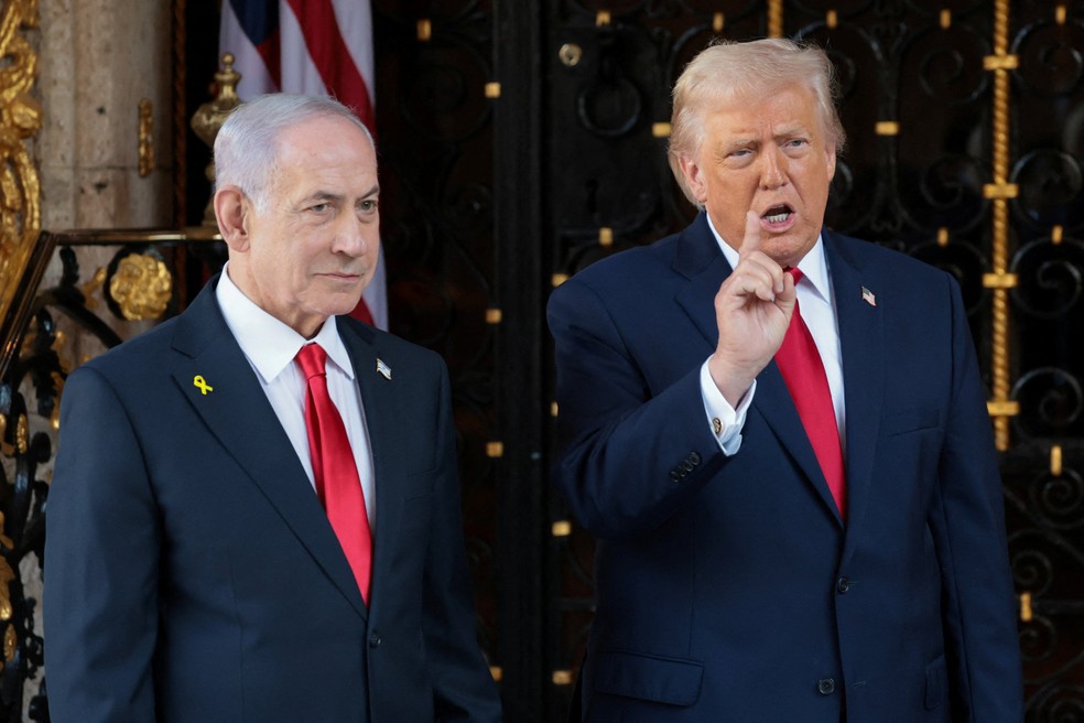 O presidente dos EUA, Donald Trump, fala com a imprensa ao lado do primeiro-ministro israelense, Benjamin Netanyahu, em 29 de dezembro de 2025 — Foto: REUTERS/Jonathan Ernst