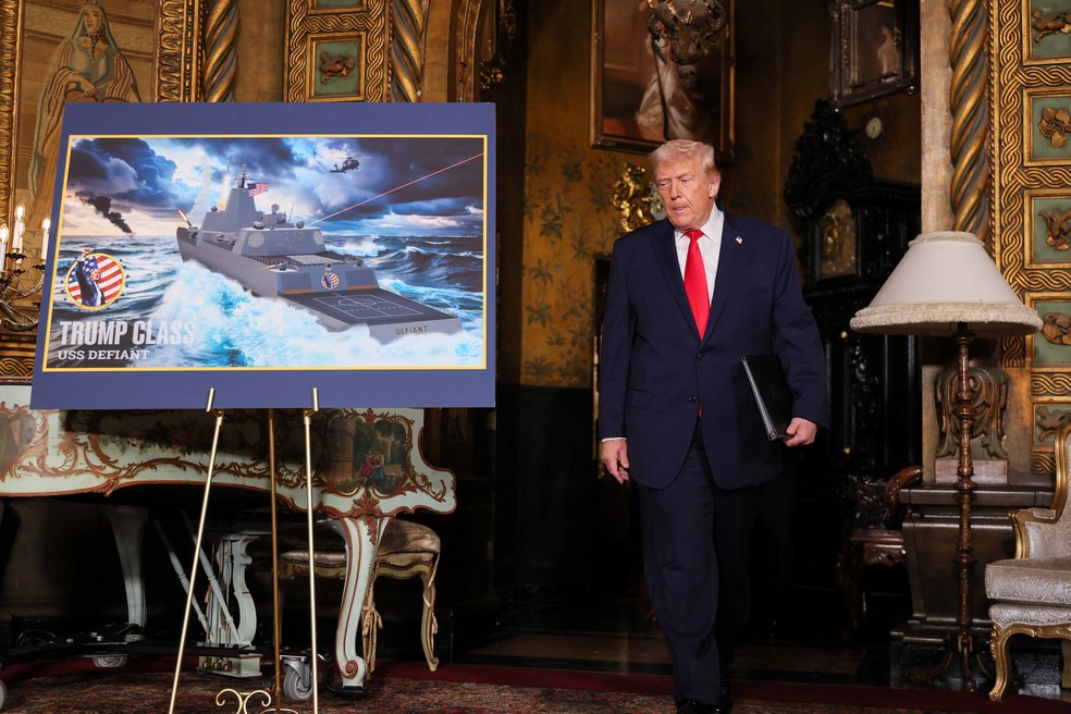 Cartaz de apresentação dos navios 'classe Trump' durante evento com o presidente dos EUA, Donald Trump, em Mar-a-Lago — Foto: Jessica Koscielniak/Reuters