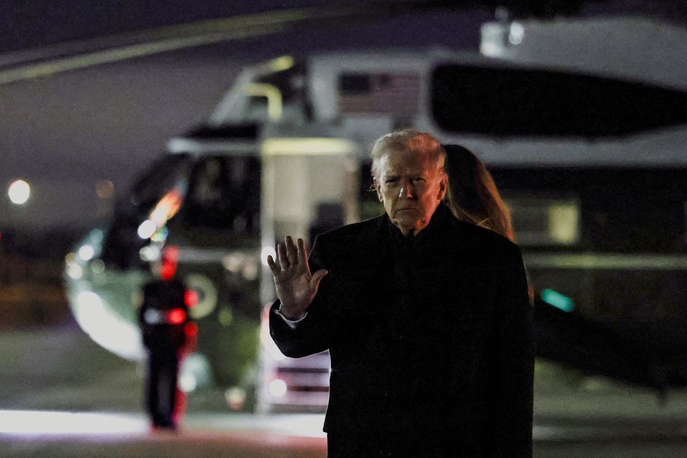 Donald Trump desembarca em Maryland na noite de domingo (30) após retornar da Flórida. — Foto: Anna Rose Layden/Reuters