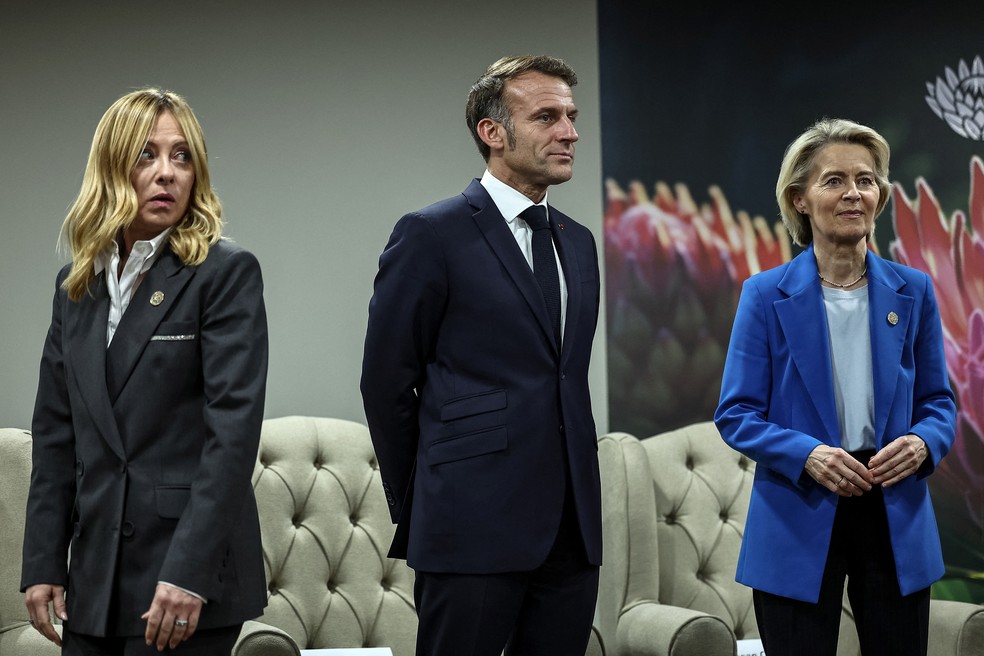 A primeira-ministra da Itália, Giorgia Meloni, o presidente da França, Emmanuel Macron, e a presidente da Comissão Europeia, Ursula von der Leyen, se reúnem antes do encontro do G7++ durante a cúpula do G20 em Joanesburgo, na África do Sul, em 22 de novembro de 2025. — Foto: HENRY NICHOLLS/Pool via REUTERS