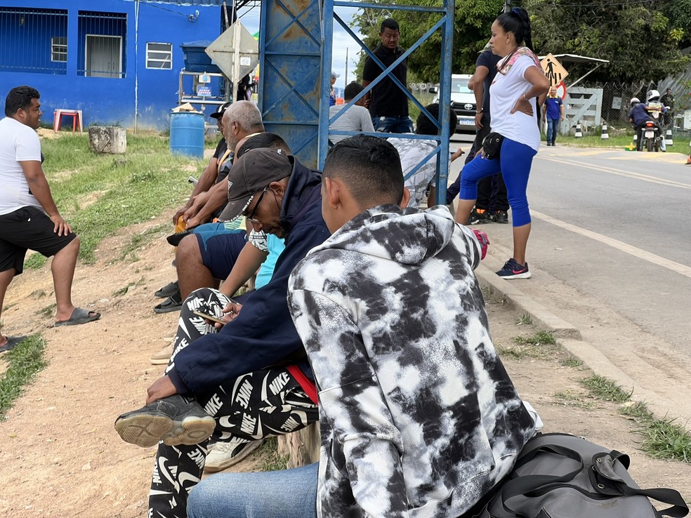 Davi Gonzales, 23 anos, migrante venezuelano esperando atendimento na fronteira do Brasil com a Venezuela — Foto: Caíque Rodrigues/g1 RR