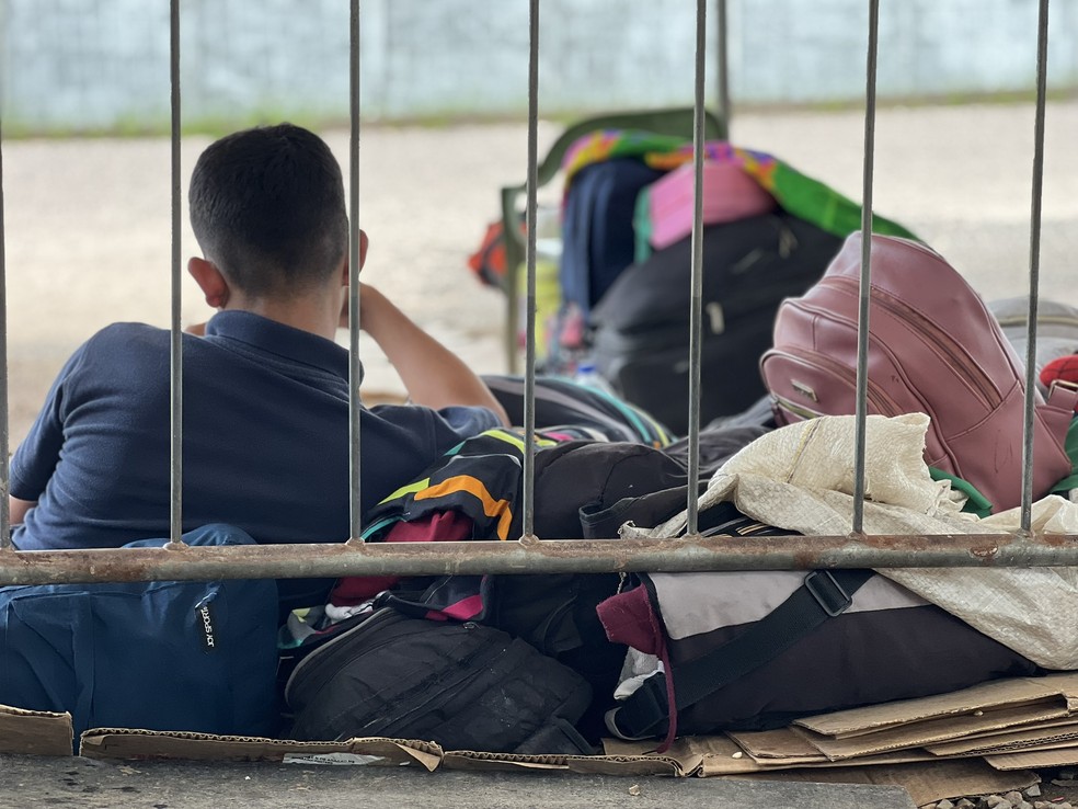Migrante venezuelano esperando atendimento na fronteira do Brasil com a Venezuela — Foto: Caíque Rodrigues/g1 RR