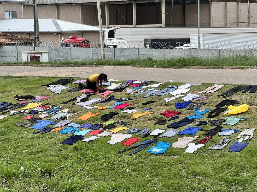 Roupas de migrantes venezuelano secando na fronteira — Foto: Caíque Rodrigues/g1 RR