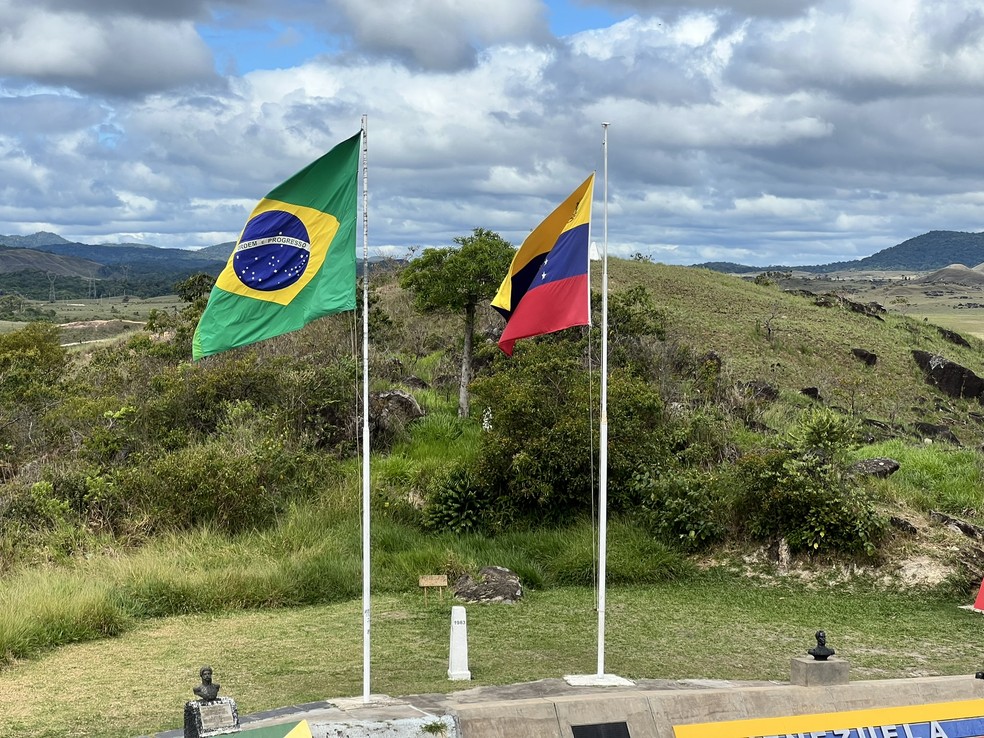 Bandeira do Brasil com a Venezuela na fronteira — Foto: Caíque Rodrigues/g1 RR