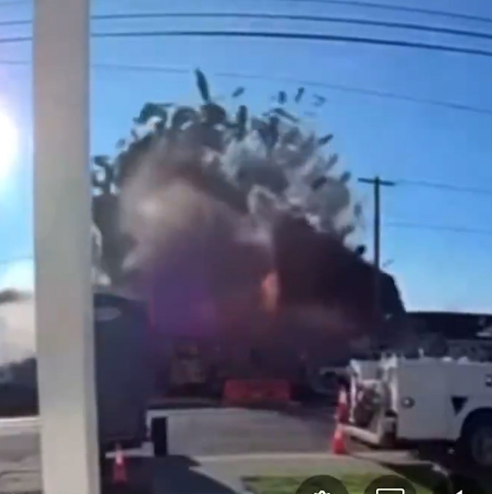 A força da explosão que destruiu 3 casas na Califórnia — Foto: X / Reprodução