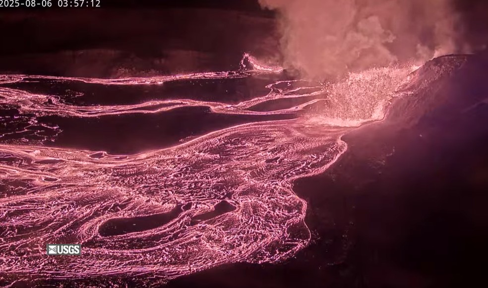 Imagens de satélite mostram lava saindo do vulcão Kilauea, no Havaí, em 6 de agosto de 2025. — Foto: Reprodução/ USGS
