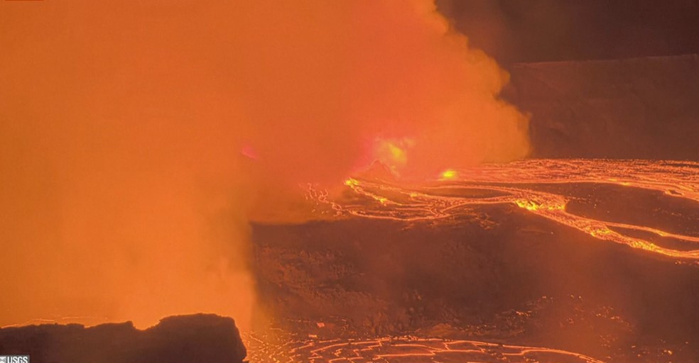 Imagem de lava no momento em que o vulcão Kilauea, no Havaí, entra em erupção, em 6 de agosto de 2025. — Foto: USGS via Reuters