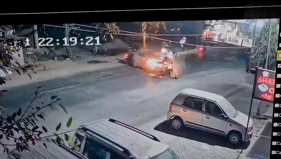 Homens foram lançados com impacto de colisão frontal entre moto e carro na Índia — Foto: X / Reprodução