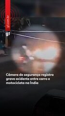 Câmera de segurança registra grave acidente entre carro e motocicleta na Índia
