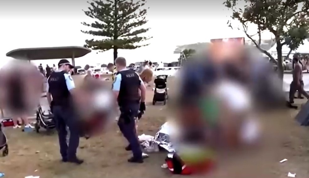 Gramado próximo à praia de Bondi, na Austrália, após tiroteio — Foto: Australia Broadcasting Corporation, via Reuters