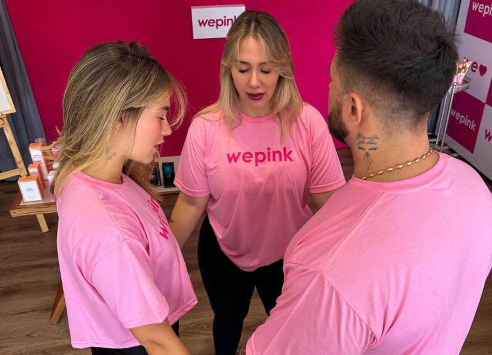 Virginia Fonseca, a sócia, Samara Pink, e seu marido, Thiago Stabile, nos bastidores de live shopping da marca WePink — Foto: Reprodução/Instagram