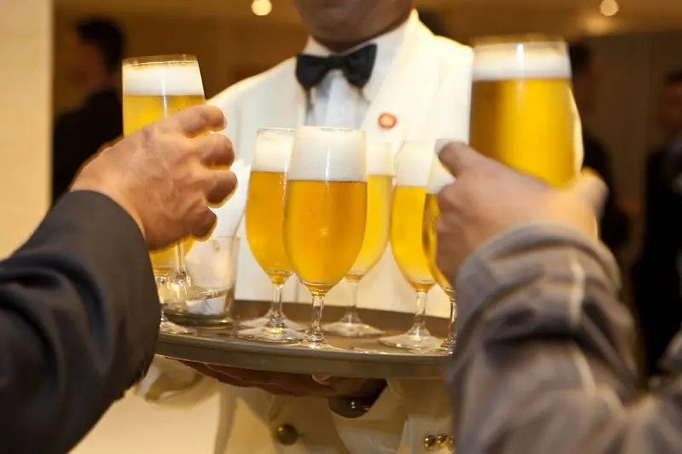 Os cariocas elegeram o chope como parte de um modo de vida que inclui bate-papo com amigos, convívio com vizinhos, paquera e torcida pelo time do coração — Foto: Getty Images via BBC