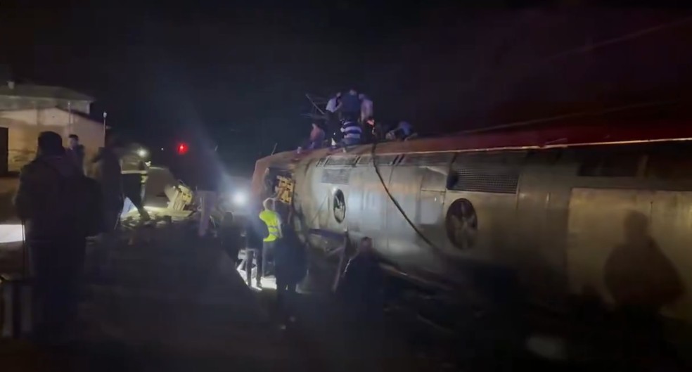 Dois trens de alta velocidade descarrilaram na Espanha — Foto: X/ Reprodução