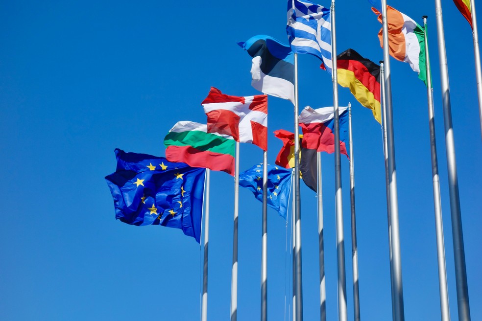 Bandeiras de países da União Europeia na sede do Parlamento Europeu, em Estrasburgo, França — Foto: Antoine Schibler/Unsplash