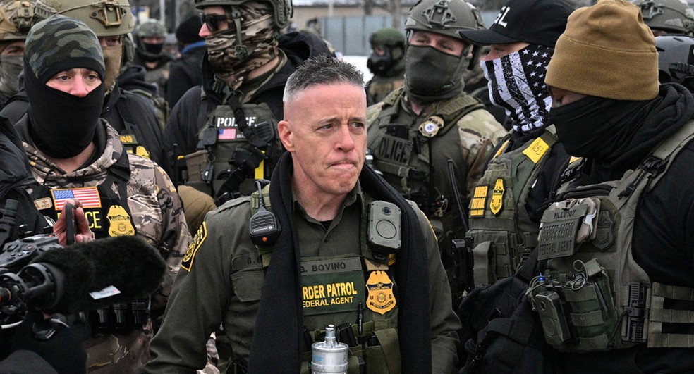 Gregory Bovino com seus agentes do ICE em Minneapolis — Foto: AP foto/Tom Baker