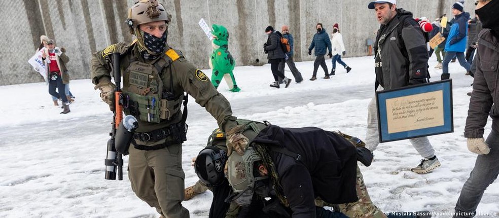 Observadores acreditam que o ICE usa métodos como geolocalização para atrair grupos que seguem a ideologia de Trump. — Foto: Mostafa Bassim/Anadolu/picture alliance via DW