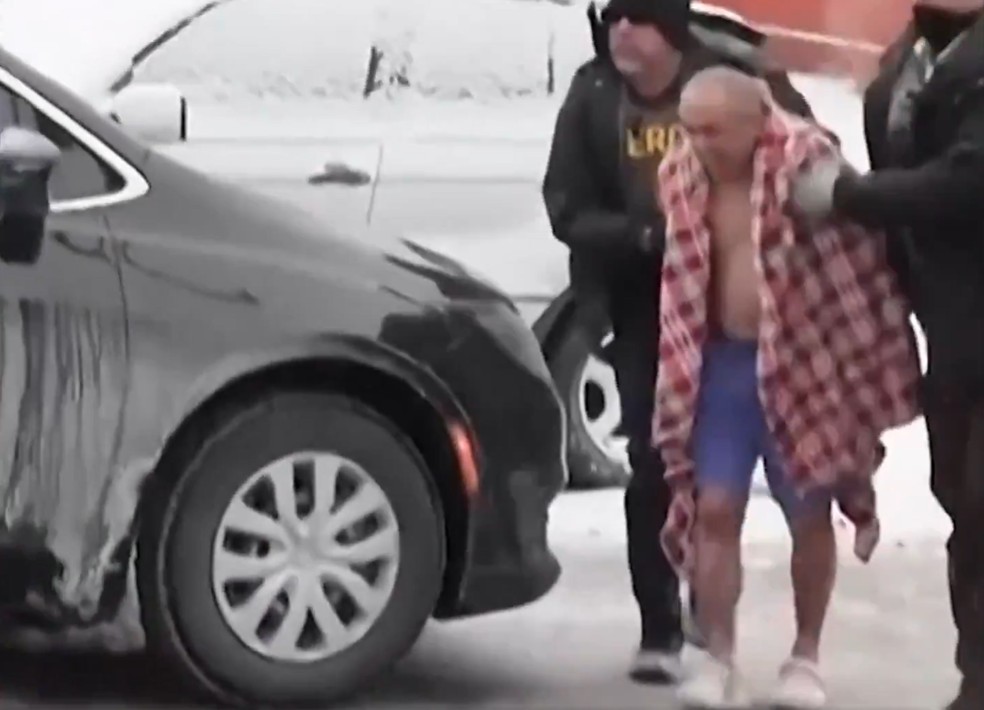 Homem foi levado quase nu por agentes do ICE nos Estados Unidos — Foto: Reprodução/Redes Sociais