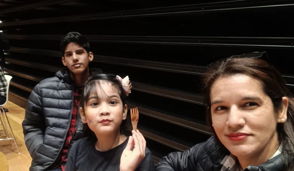 Francis Salazar, 46, advogada venezuelana que vive em São Paulo há oito anos e hoje trabalha como assistente de contabilidade, com os filhos. — Foto: Arquivo pessoal