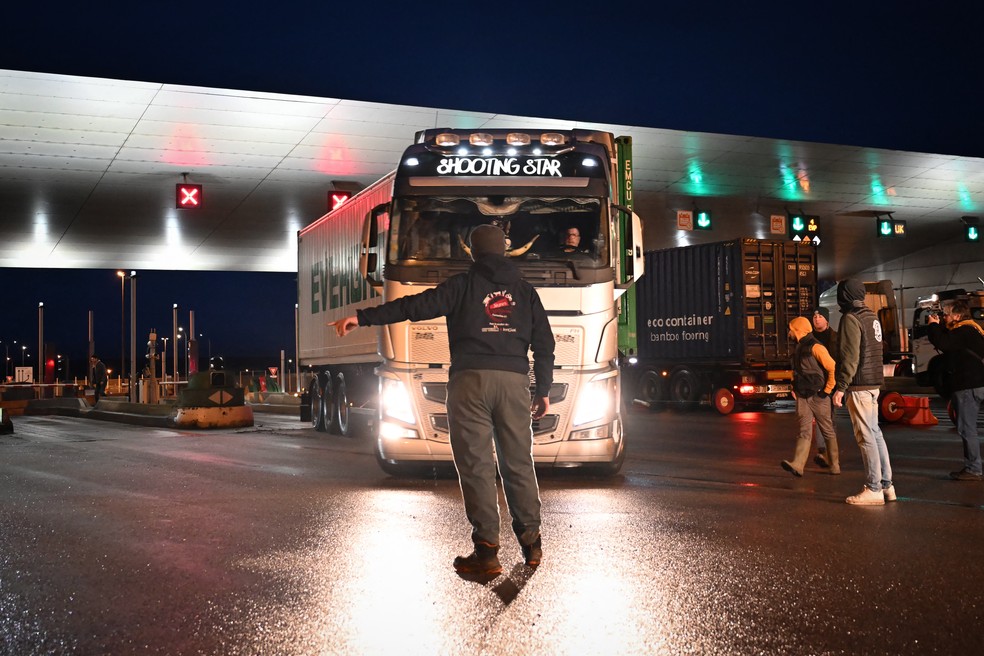 Agricultores inspecionam caminhão com alimentos importados em acesso ao porto de Le Havre, no noroeste da França, em protesto contra o acordo entre União Europeia e Mercosul — Foto: LOU BENOIST / AFP