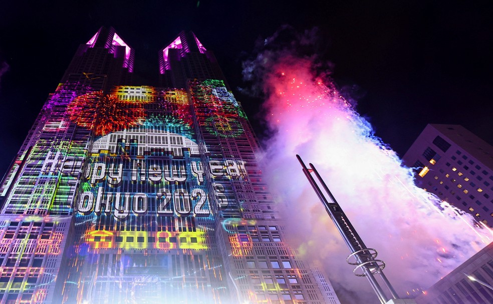 Uma projeção mapeada foi exibida na fachada do prédio do Governo Metropolitano de Tóquio — Foto: REUTERS/Issei Kato