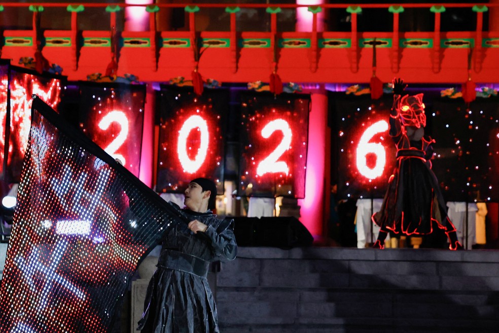 Dançarinos tradicionais se apresentam durante uma cerimônia para celebrar o Ano Novo em Seul, Coreia do Sul — Foto: REUTERS/Kim Soo-hyeon