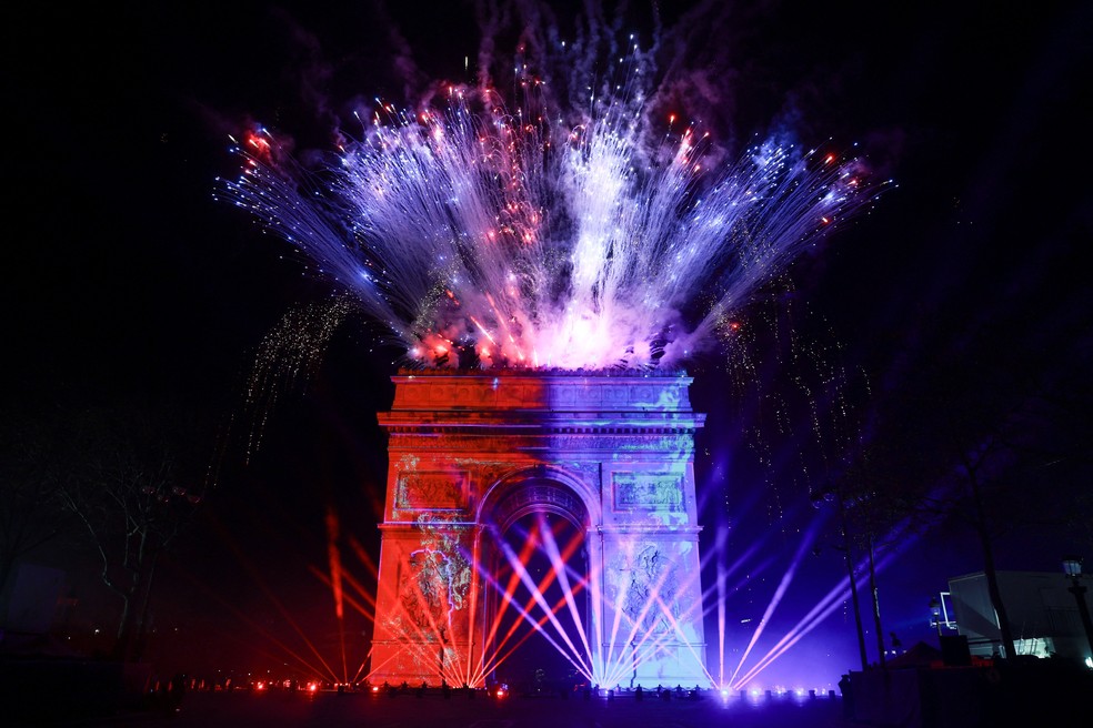 Fogos de artifício explodem no Arco do Triunfo com a chegada de 2026. — Foto: Stephanie Lecocq/Reuters