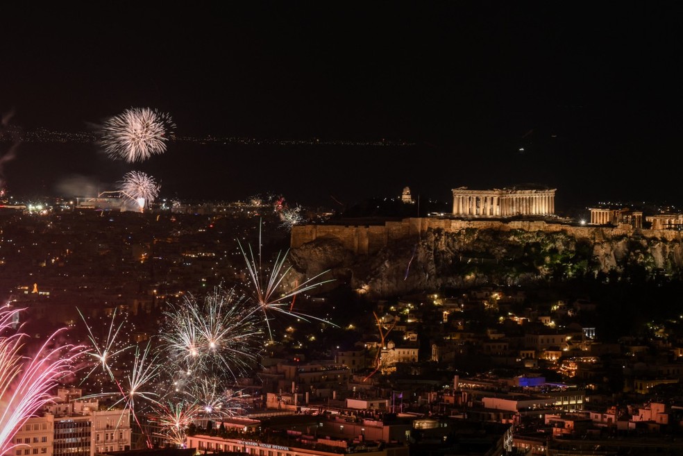 Fogos de artifício em Atenas, na Grécia — Foto: ANGELOS TZORTZINIS / AFP