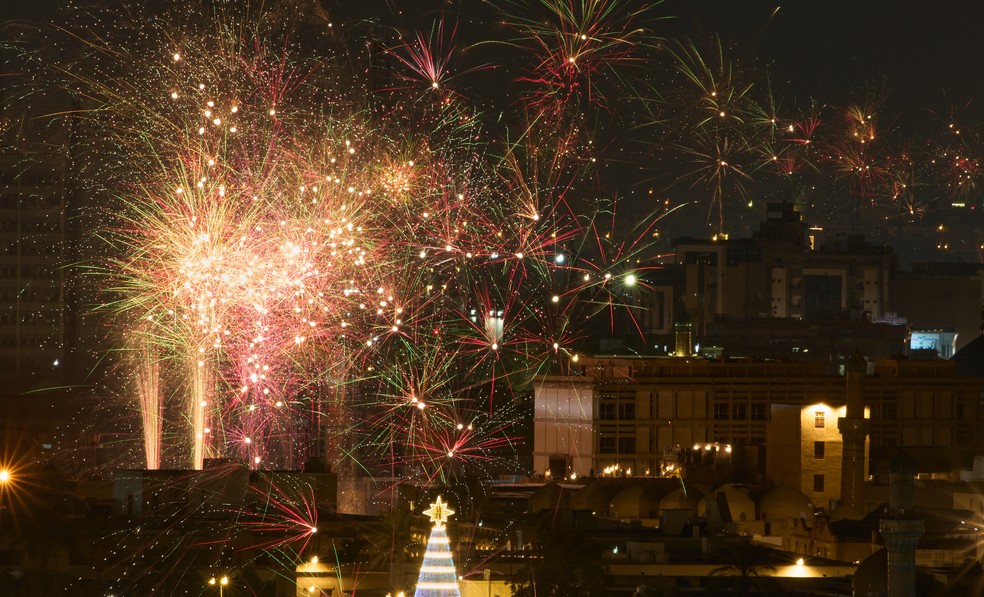 Fogos de artifício são disparados em Bagdá durante a comemoração do Ano Novo. — Foto: Hadi Mizban/ AP Photo