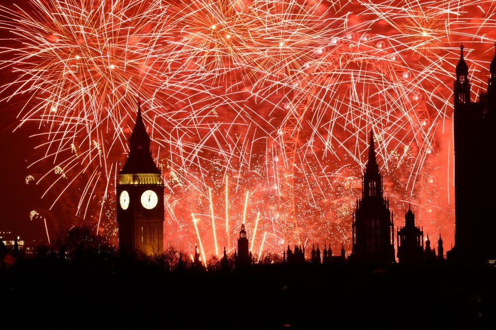 Londres comemora Ano Novo com fogos — Foto: Brook Mitchell / AFP