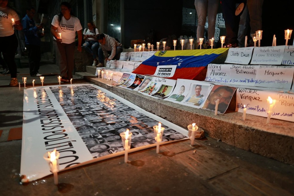 Vigília de familiares de presos políticos na Venezuela em frente à prisão de El Elicoide, em Caracas, na Venezuela à espera da libertação de parentes em 11 de janeiro de 2026. — Foto: Reprodução/Realidad Helicoide no X
