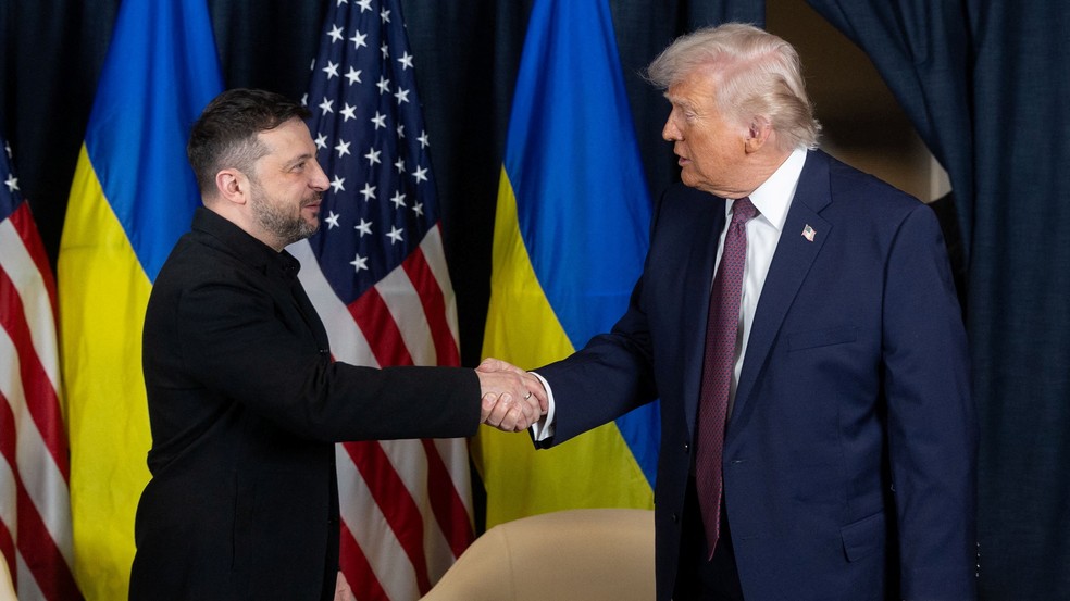O presidente da Ucrânia, Volodymyr Zelensky, e o presidente dos EUA, Donald Trump, apertam as mãos durante reunião à margem do 56º Fórum Econômico Mundial (WEF), em Davos — Foto: Serviço de Imprensa da Presidência da Ucrânia/Divulgação via REUTERS